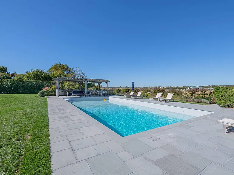 20 Millfarm Ln — Photo 2