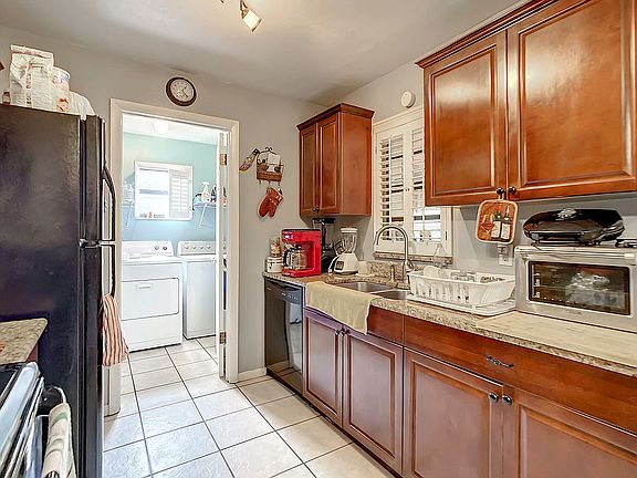 4th image of 418 S Candler Ave