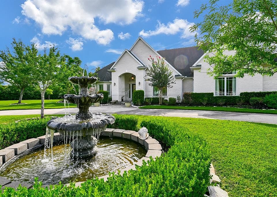 If the front yard is this elegant, I can't wait to see the inside!