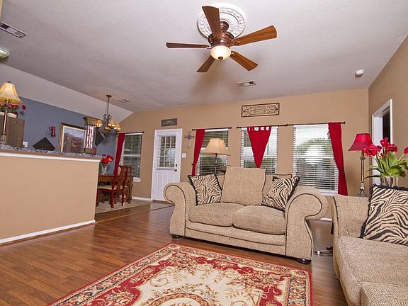 Great Family room with new laminate floors, great colors, ceiling fan and open plan! Perfect for your family!