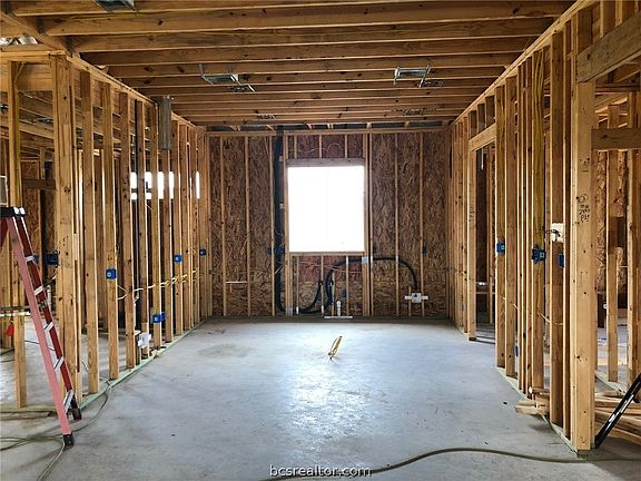 4th image of 4012 Lodge Crk
