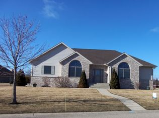 28 E Brook Ave, Morris, MN 56267