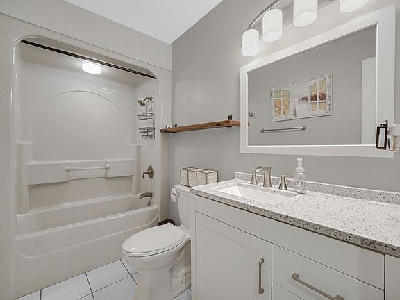 5th image of 11 Shell Ct