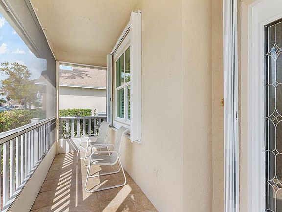 3rd image of 998 NW Tuscany Drive