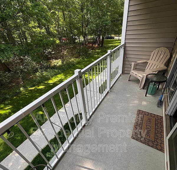 60 Versailles Ct — Photo 3