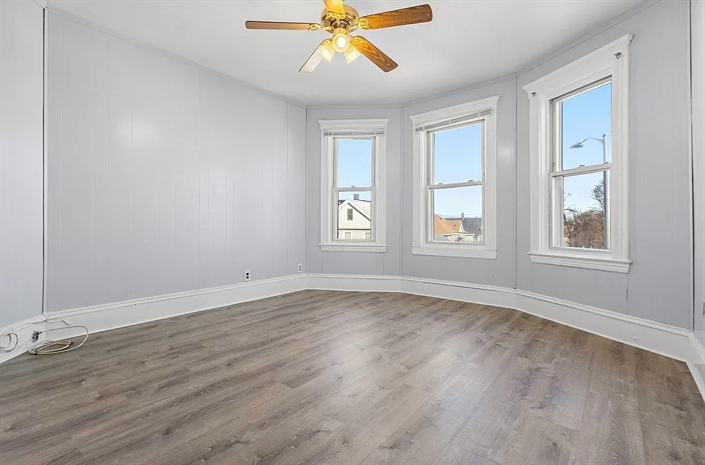 3 bed, 1.0 bath, 1445 sqft, $2,800 — Photo 2