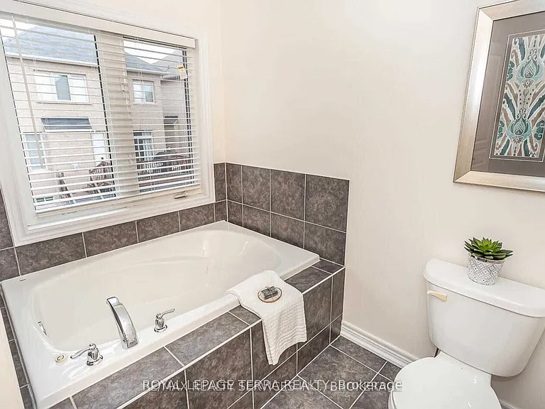 9 Chesterwood Cres — Photo 11