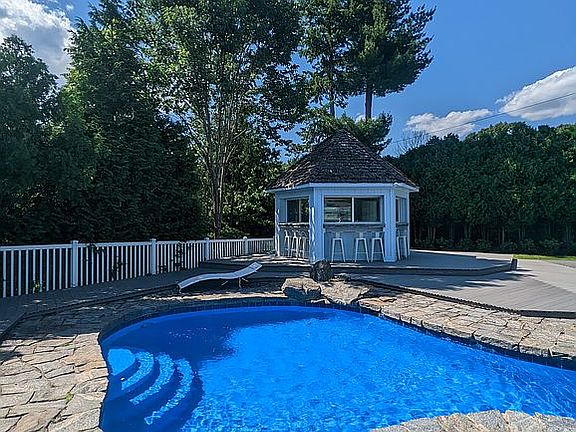 4th image of 18 Dwight Ln