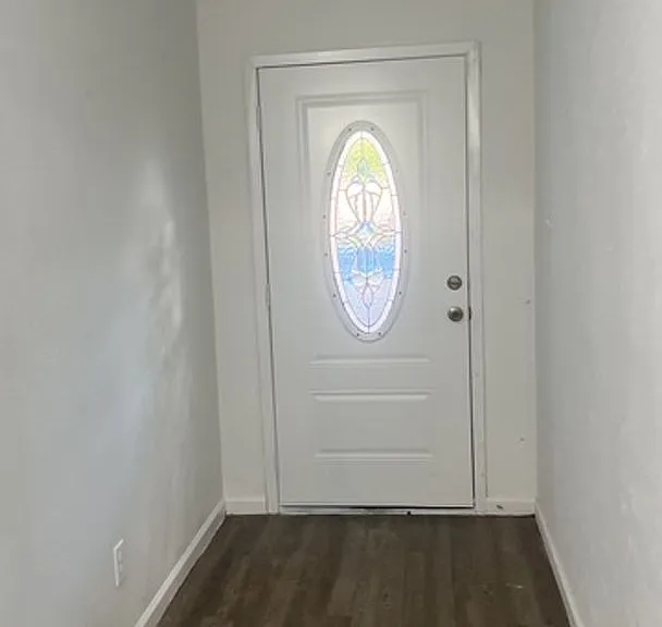 405 Bryan Dr — Photo 2