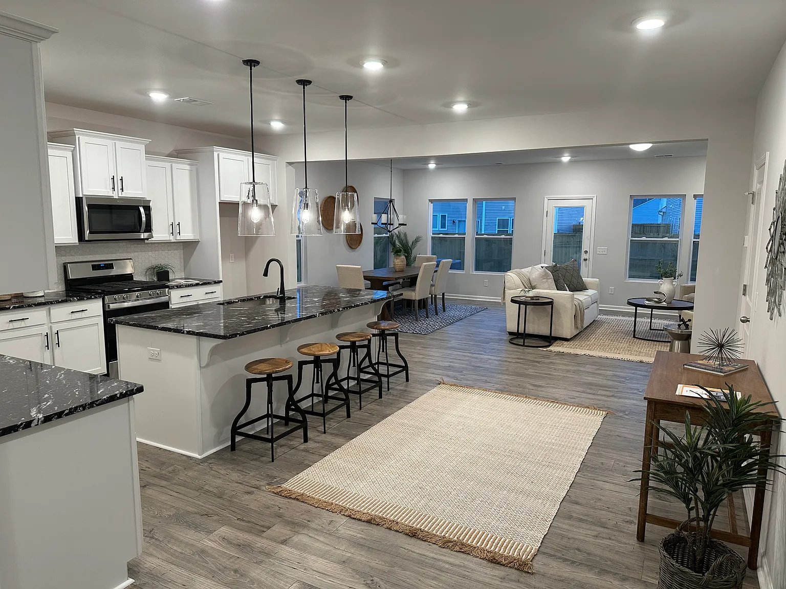 3 bed, 2136 sqft, $2,499 — Photo 3