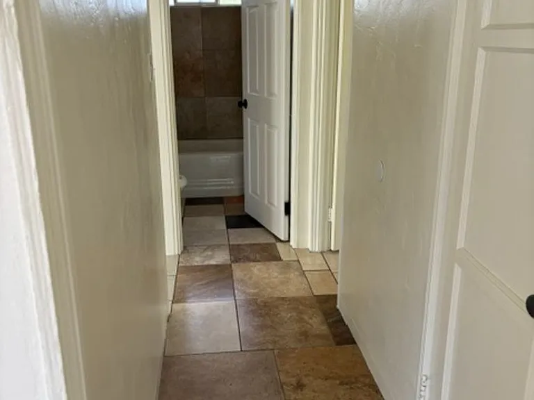 918 W Hays St — Photo 12