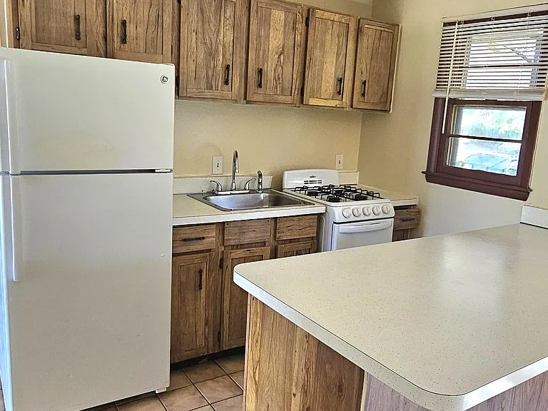 67 Fairview Ave #2R — Photo 4