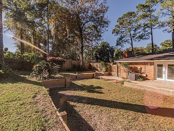 4th image of 810 NW Clubview Cir
