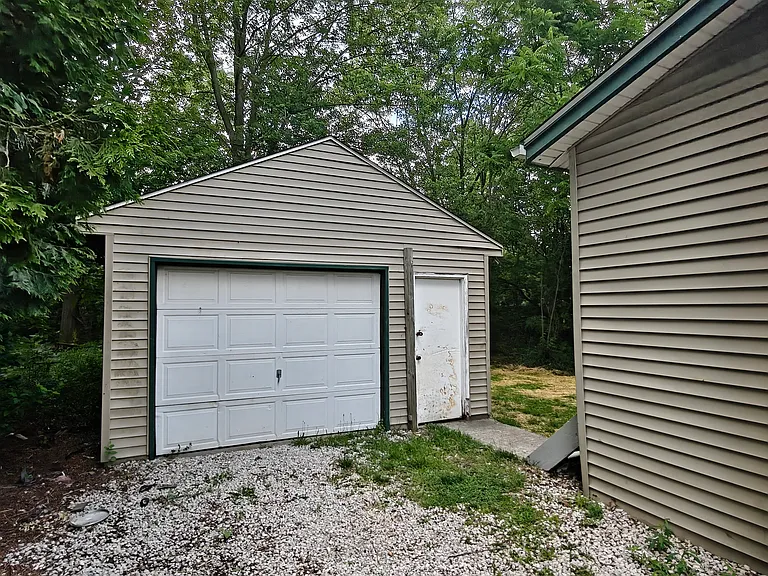 556 Chittenden St — Photo 2