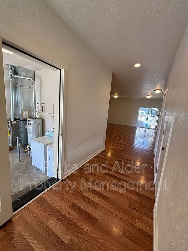 4 bed, 2.5 bath, 1950 sqft, $2,295 — Photo 4