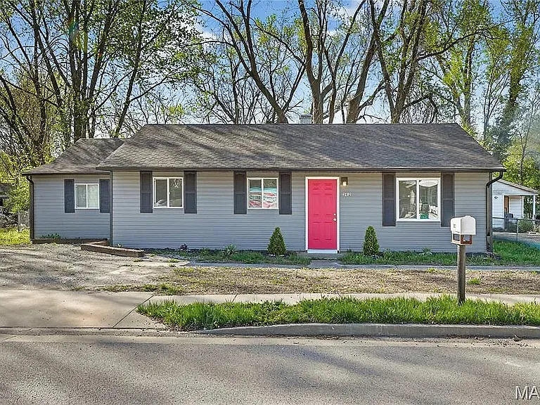2412 Mousette Ln — Photo 1