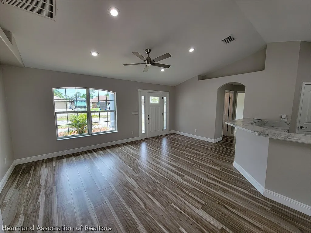 3 bed, 2.0 bath, 1420 sqft, $2,250 — Photo 4