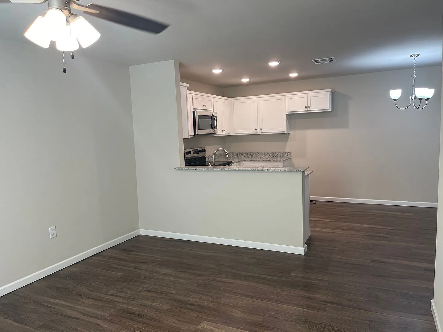 New 3 bed 2 bath 2 car garage. — Photo 4