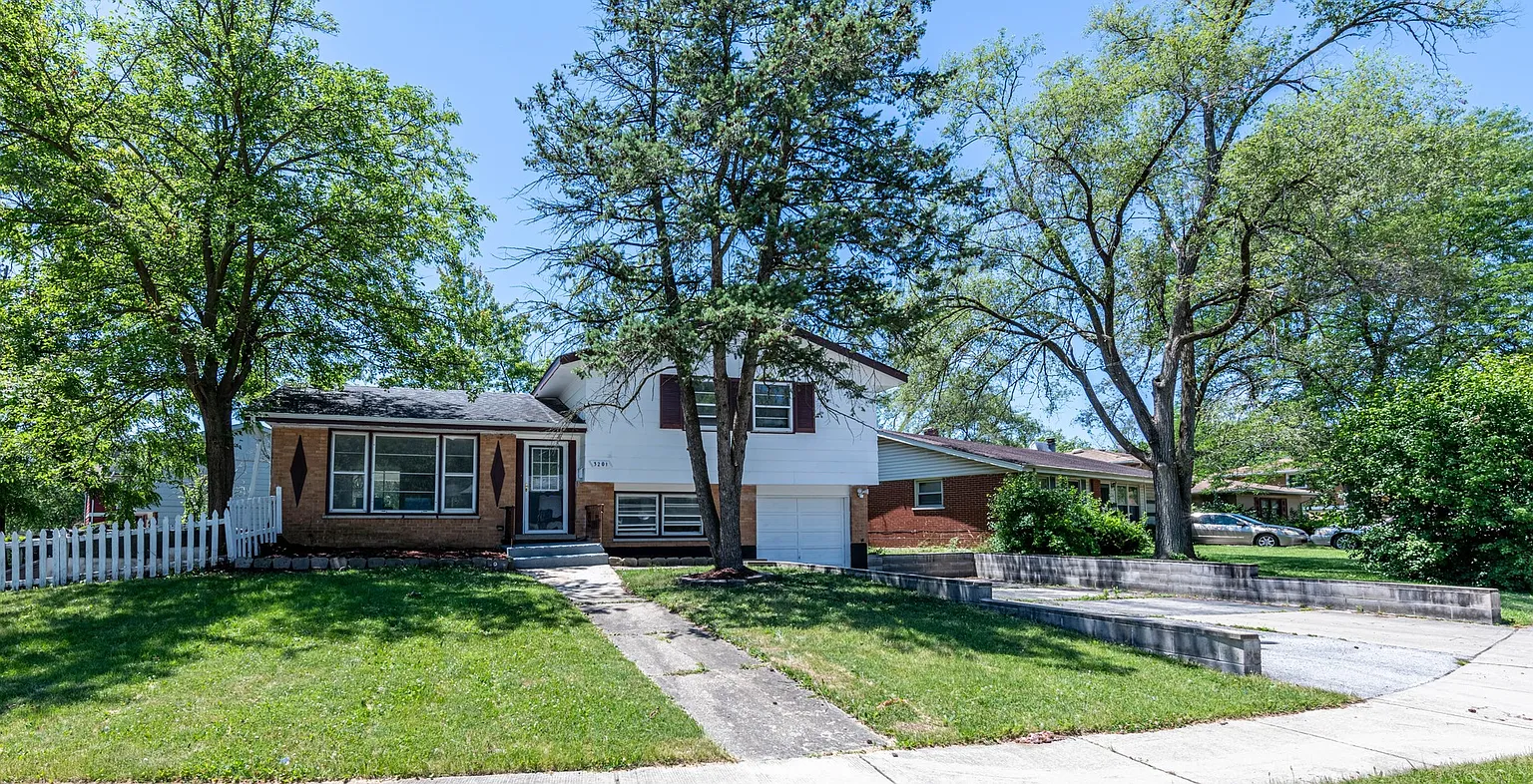 3201 Maple Ln photo 1