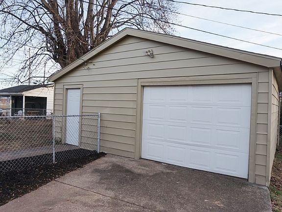 3rd image of 2337 E Illinois St