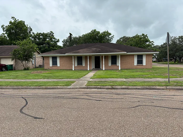 101 Sussex Dell Dr — Photo 1