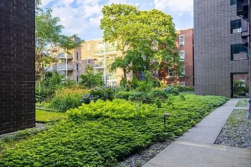 331 Harvard St — Photo 7