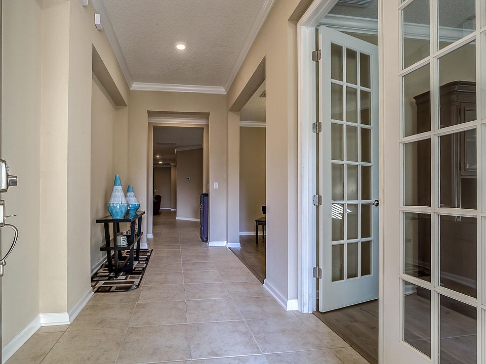 1st image of 220 Medio Dr