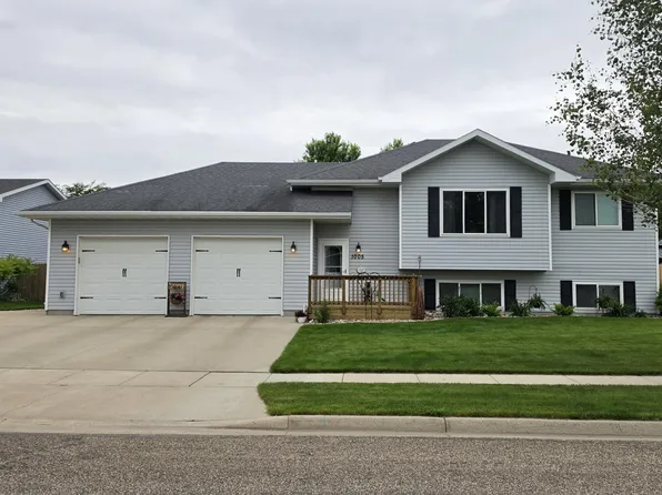 1005 Plum Ln, Aberdeen, SD 57401