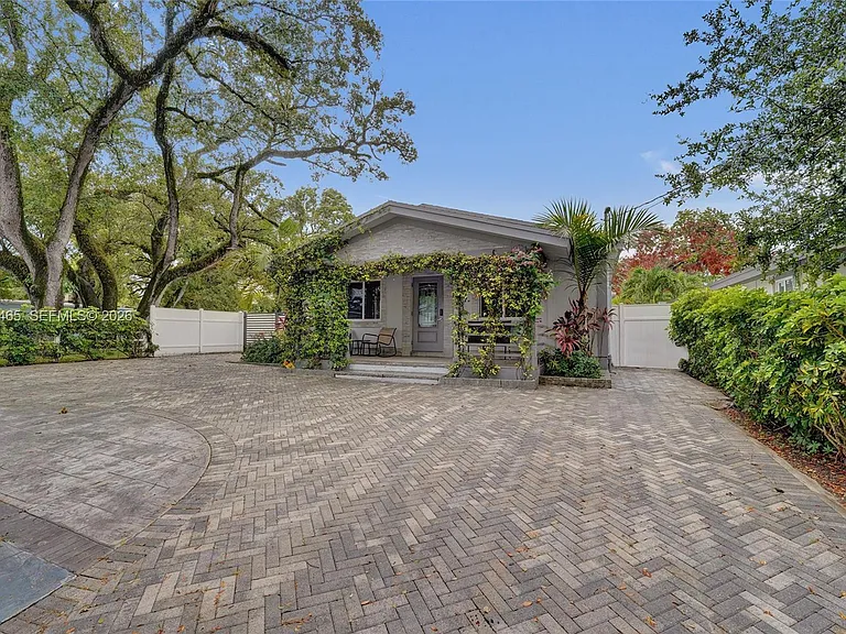 4541 SW 26th Ter — Photo 2