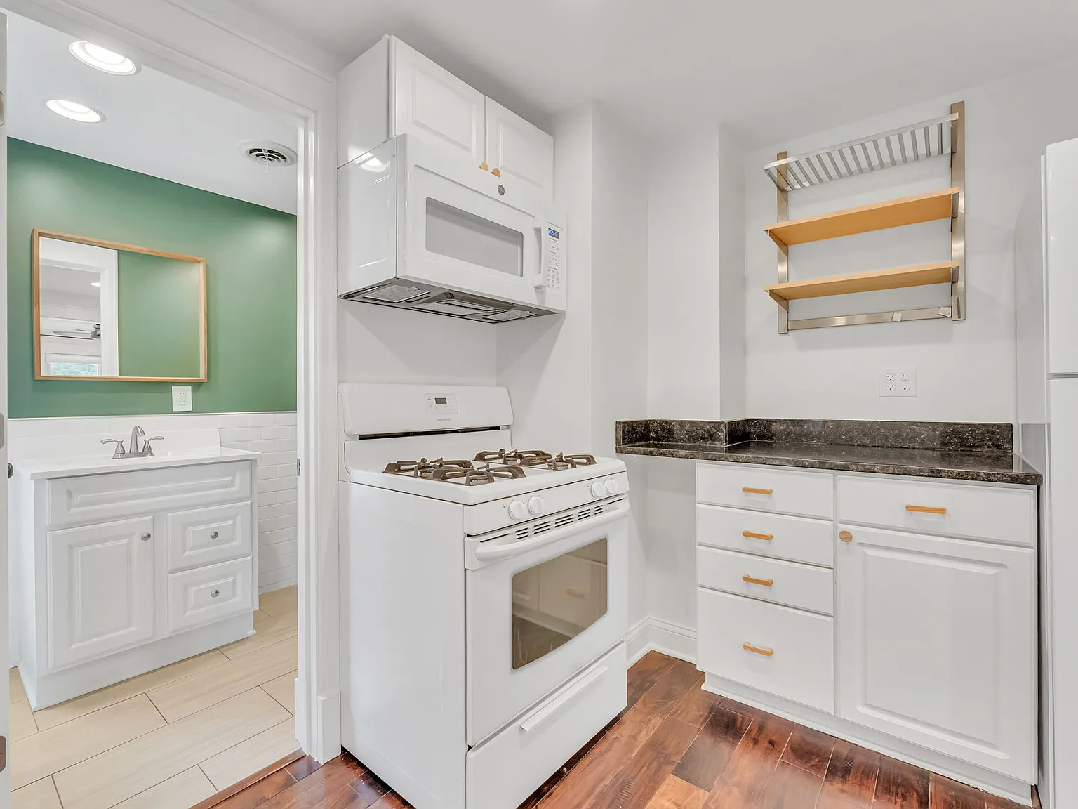 2 bed, 738 sqft, $1,800 — Photo 2