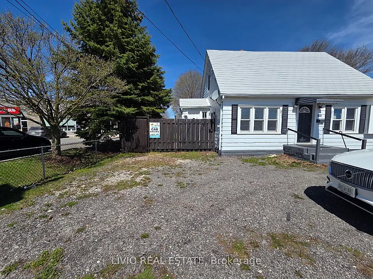 323 Queen St E — Photo 2