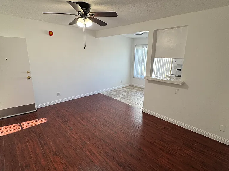 Hollyking Apartments — Photo 32