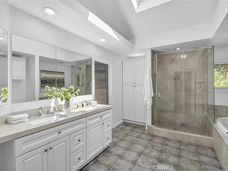 431 Nyes Pl — Photo 35