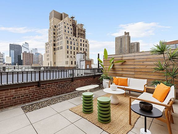 4th image of 416 W 52nd St Unit Penthouse 823
