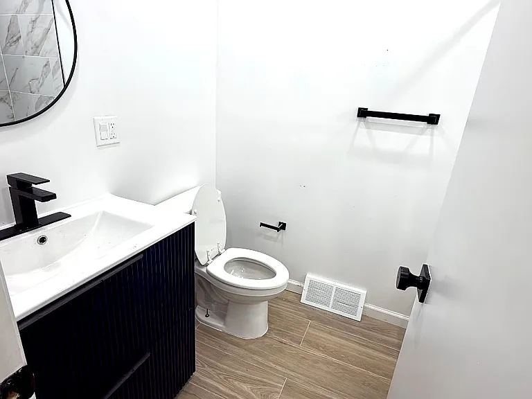 1409 Lawrence Ave — Photo 16