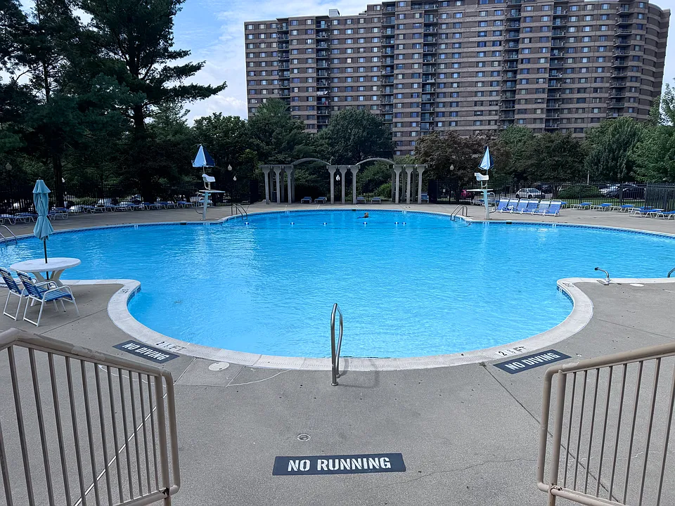 1121 University Blvd W #8