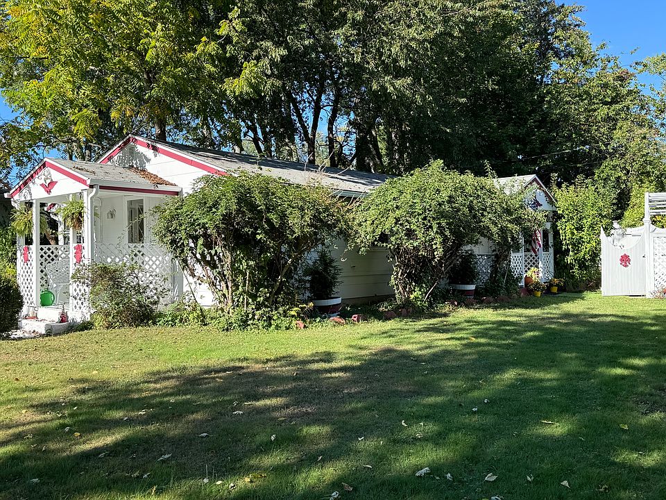 1st image of 8 Blackberry Ln