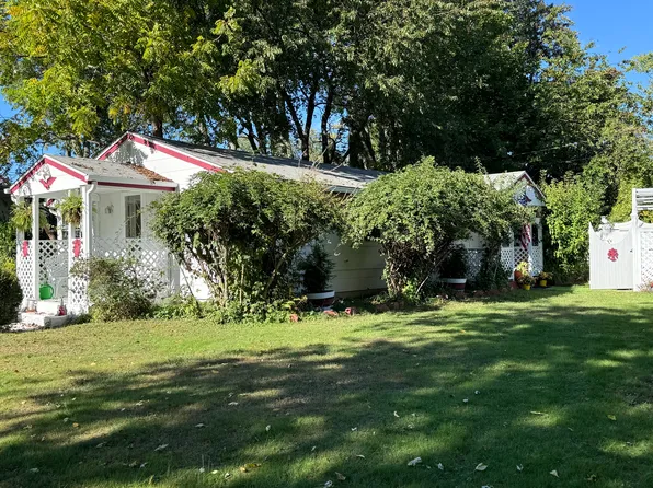 8 Blackberry Ln, Huntington, NY 11743