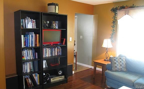 3rd image of 14233 Seminole Ave