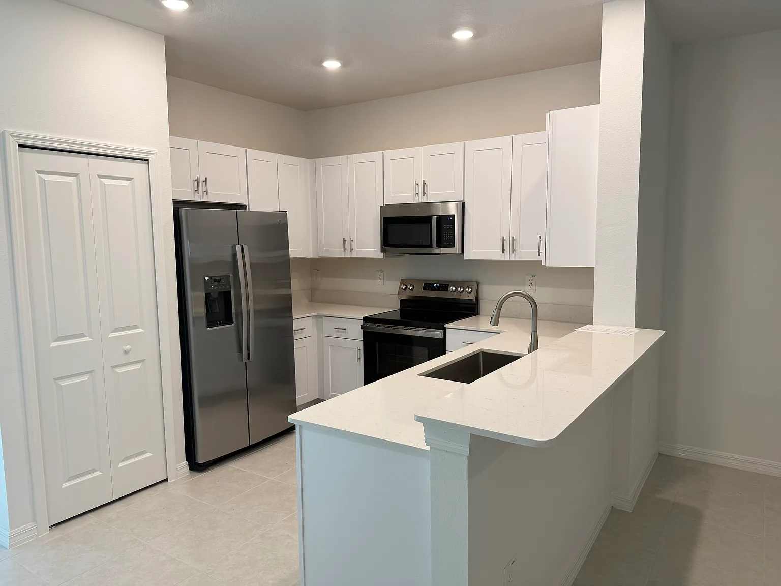 3 bed, 2.5 bath, 1666 sqft, $1,990 — Photo 4