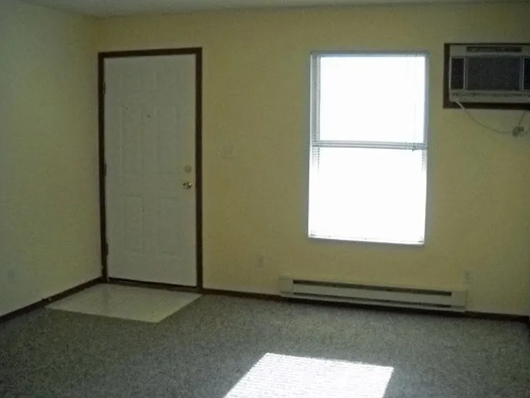 403 E Elm St — Photo 2
