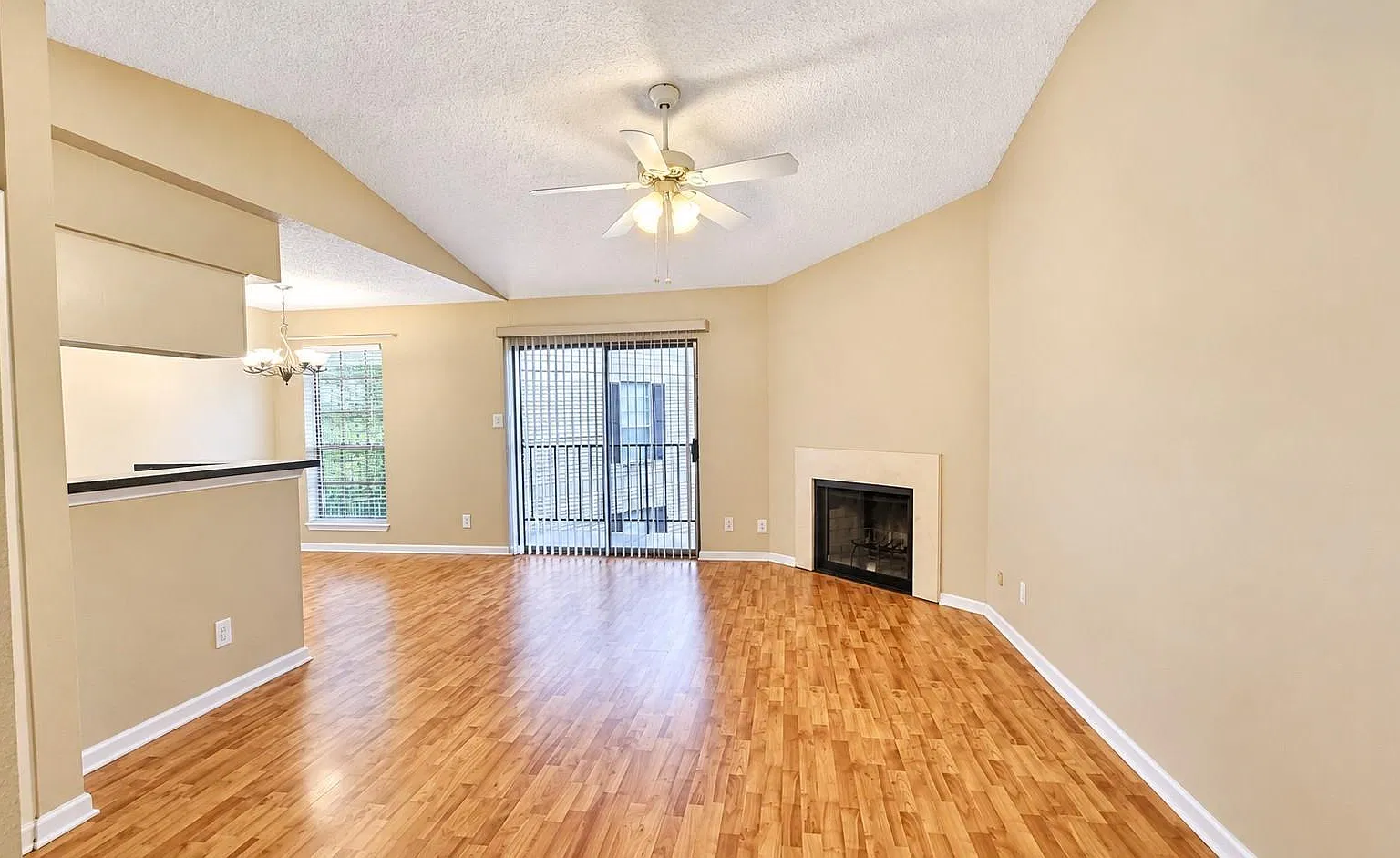 1 bed, 1.0 bath, 789 sqft, $1,300 — Photo 1