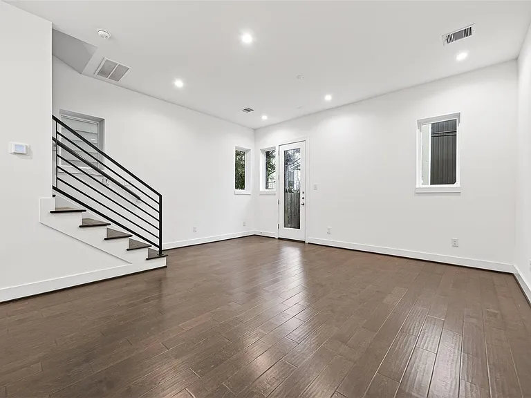 5841 Dolores St — Photo 10