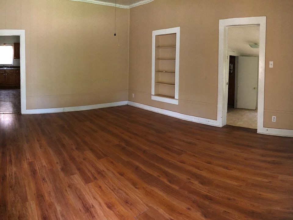 2nd image of 803 N Ave E