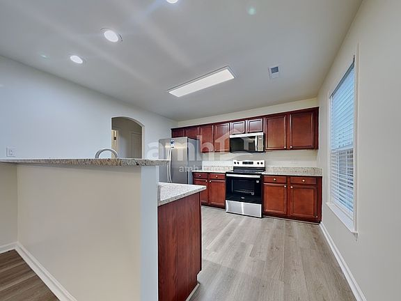 5th image of 1801 Point Wood Dr