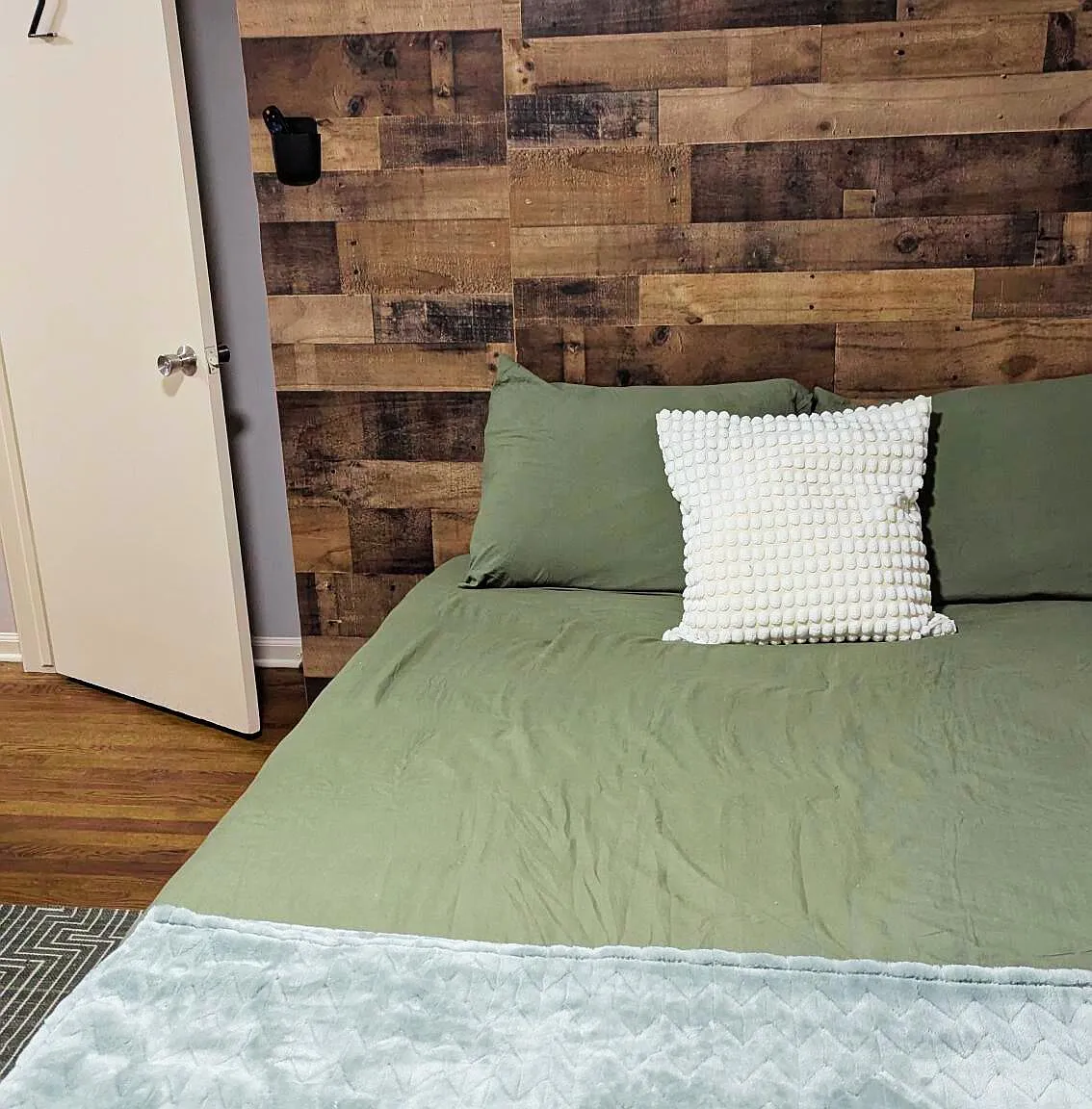 4 bed, 3.0 bath, 1460 sqft, $862 — Photo 1