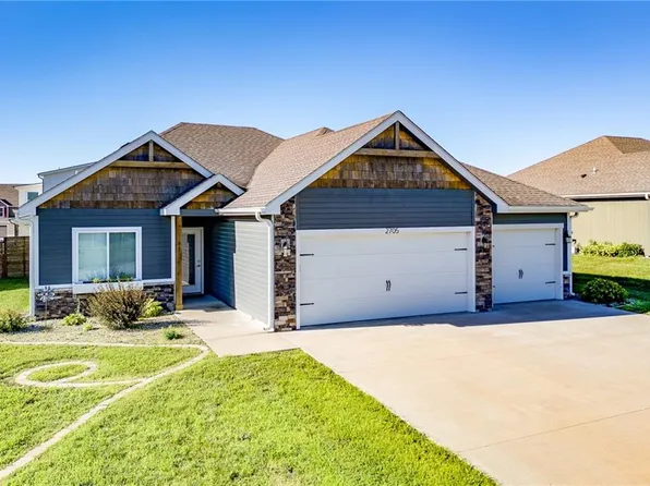 2705 Chasehire Dr, Lawrence, KS 66046