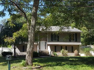 88 Magnolia Dr, Selden, NY 11784