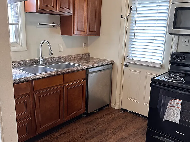 15 Umberto Ave — Photo 9