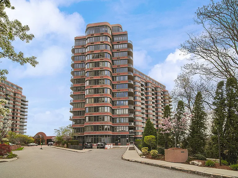 100 Carlyle Dr #16ES — Photo 1